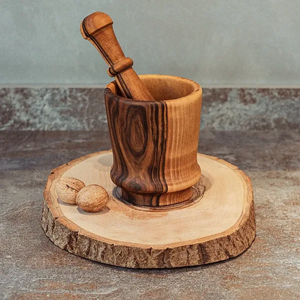 Artisan travaillant le bois